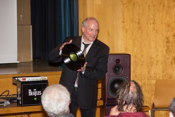 Lothar Brand, Publizistischer Leiter Home-Electronics, mit eigenen Vinyl-Raritäten der Beatles. Ein Live-Vergleich von unterschiedlichen Pressungen unterlegt mit spannenden Hintergrundinfos.