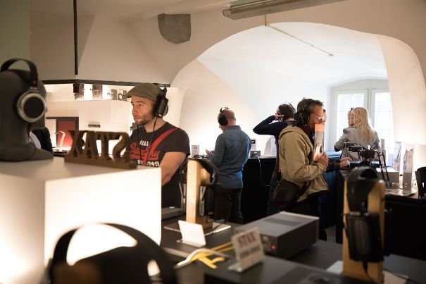 Hochkarätige Kopfhörer können im Klangschloss unmittelbar verglichen werden.