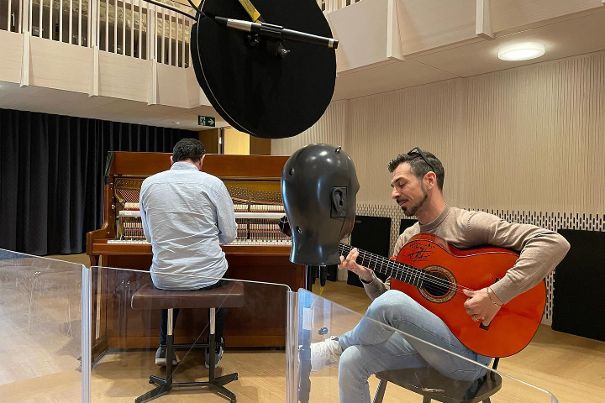 Mit David Bermudez am Klavier und dem Perkussionisten German el Papu entführte das Flamenco-Trio des Gitarristen Puchero das Publikum in die musikalischen Welten des Südens. Bild: Klangschloss.