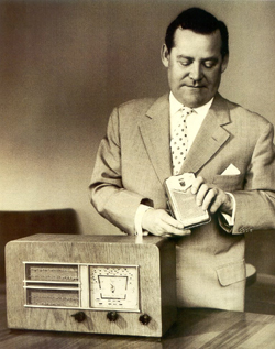 Max Grundig mit seinem ersten grossen Erfolg: Der Heinzelmann. Das Radio wurde noch als Spielzeug verkauft werden und umging so das Verbot des Radio-Verkaufs der Alliierten.