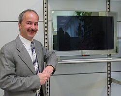 Daniel Meili mit dem Grundig Fine Arts LCD 