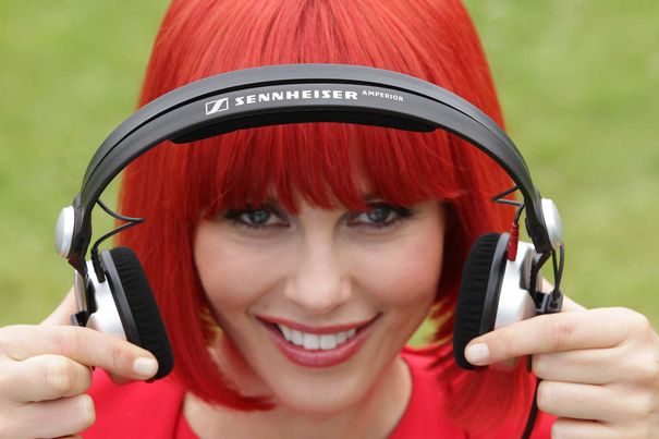 Basierend auf dem DJ-Kopfhörer HD 25 bringt Sennheiser den Amperior mit drehbarer Hörmuschel für das Hören mit einem Ohr auf den Markt (Bild: Messe Berlin)