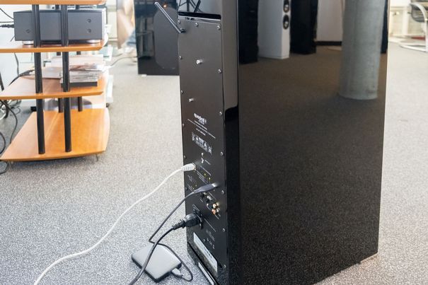 Den kleinen Unterschied erkennt man auf der Rückseite des sonst baugleichen Masterspeakers: Netzwerkanschluss, symmetrische und asymmetrische Analogeingänge, SPDIF-Digitaleingang (Toslink) und ein USB für direkte Verbindung zu einem Speichermedium.