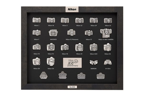 Die Pin-Kollektion zum 100-jährigen Bestehen zeigt die historisch bedeutendsten und beliebtesten Produkte sowie die verschiedenen Unternehmenslogos von Nikon.