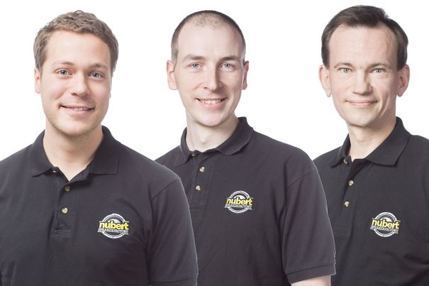 Markus Pedal ist Entwicklungsingenieur Elektronik, Christoph Meiler und Thomas Bien sind beide Entwicklungsingenieure Lautsprecher. 