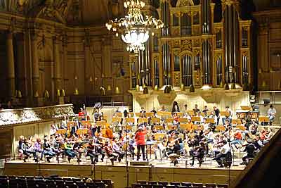 Achtung Aufnahme: Tonmeister Jürg Jecklin benutzt die Gelegenheit anlässlich eines Konzerte des Sinfonieorchester der Musikhochschule Winterthur Zürich in der Tonhalle Zürich seine mehrkanalige Aufnahmetechnik zu verfeinern.