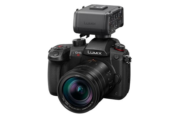 Der Lowlight-Videoprofi: Dank dualer ISO-Grundempfindlichkeit erzielt man mit der Lumix GH5S auch bei schlechten Lichtverhältnissen gute Foto- und Video-Aufnahmen. Hier abgebildet mit aufgesetztem optionalen XLR-Audioadapter.