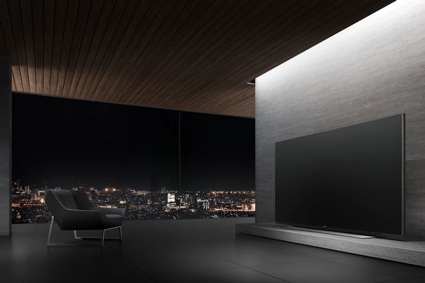 Die 944-Serie von Panasonic bietet 4K-UHD. Das Bild wird mit Hilfe eines Quad Core-Prozessors optimiert. Mit TV Anywhere, HbbTV, Apps und DLNA ist auch abseits des herkömmlichen Fernsehprogramms ein breites Unterhaltungsangebot zugänglich.