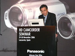 Akihiro Nakatani erläutert die Panasonic HD-Camcorder Stategie. Im Zentrum: Der neue Standard AVCHD.