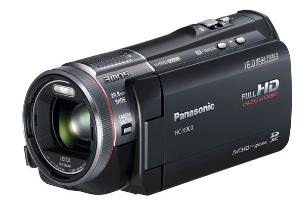 Der Panasonic HC-X900 ist einer der neuen Camcorder. Er lässt sich mit Vorsatzlinse bestücken, um in 3D zu filmen.