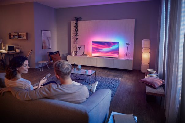 Die Modellreihe 7304 kommt mit 3-seitigem Ambilight, P5-Prozessor mit Dolby-Vision-Unterstützung und dem Betriebssystem Android 9 (Pie).