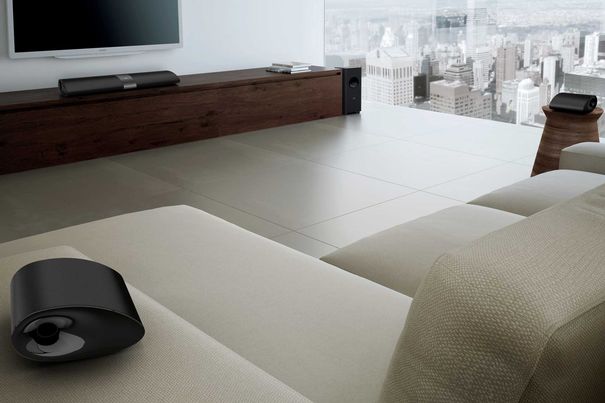 Die Soundbar Fidelio HTL 9100 von Philips hat links und rechts zwei Zusatzlautsprecher, die sich bei Bedarf abnehmen und als Surround-Lautsprecher betreiben lassen