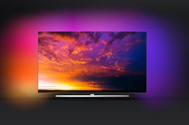 Der neue OLED-TV 854 kommt mit der neuen Bild-Engine P5+ und verfügt als einziger OLED-Fernseher über einen anwinkelbaren Standfuss.