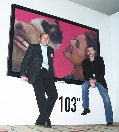 Bruno Wüst (links) und Christian Hermle präsentieren den grössten Plasma der Welt mit 103