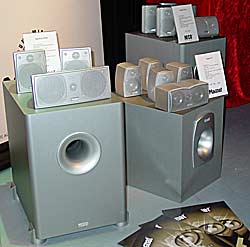 Komplette Heimkino-Sets von Heco und Magnat mit kleinen Satelliten, die optimal an den Subwoofer angepasst sind.