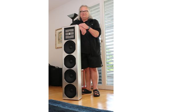 Kurt Scheuch mit seinem neusten Wurf: Der Coax 711 mit einem Coax-Ribbon-System der 2. Generation und Line Array im Bass.