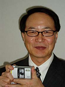 Hat eine Menge Technik in ein kompaktes Gehäuse verpackt: Mr. Shioga, Konzeptverantwortlicher der Xacti-Digitalkameras