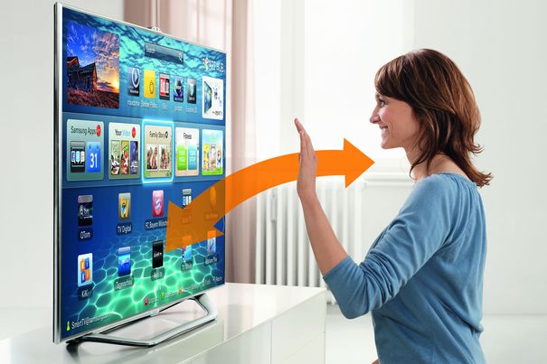 Samsung zeigt an der IFA den Smart-TV ES 8090 mit Sprach- und Bewegungssteuerng. Die integrierte Kamera lässt sich auch fürs Skypen nutzen. (Bild: Samsung)