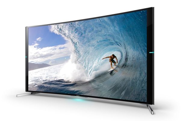 Der gekrümmte Bildschirm verspricht einen stärkeren Einbezug ins Bildgeschehen. Der Bravia S90 von Sony gibt Bilder in UHD-Auflösung wieder, kann aber auch Full-HD-Bilder auf 4K hochrechnen.