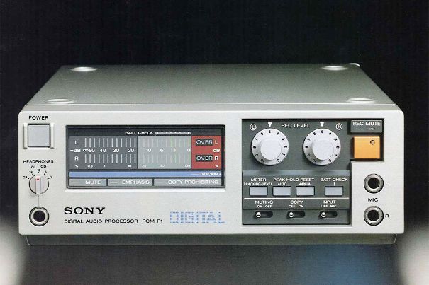 Erste Digitalaufnahmen wurden mittels «Digital Audio Processor» auf Videokassetten gemacht. Im Bild Sony PCM-F1, welcher wahlweise 14 oder 16 Bit Auflösung bot.