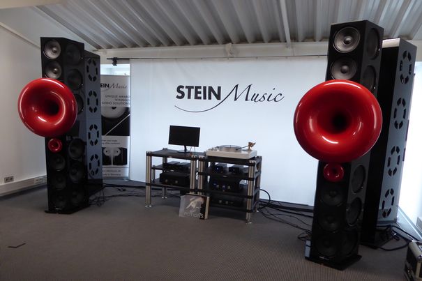 Monumentale Lautsprecher waren nicht nur aus aller Welt angereist. Auch der deutsche Hersteller Stein Music zeigte sein 2,3 m hohes Topmodell «TopLine Bob XL»: Eine Kombination aus Hörnern, offener Schallwand und DSP-Aktivsubwoofer.