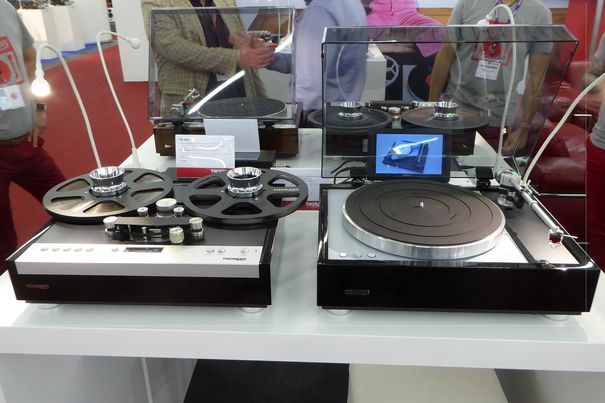 Thorens präsentierte die exklusive Spulentonbandmaschine TM 1600 nur für die Wiedergabe. Wer noch abspielfähige 2-Spur-Tapes besitzt , wird sich die Finger lecken. Wunderschönes Retrodesign bietet auch der neue Plattenspieler TD 1601 für rund 3000 Euro.