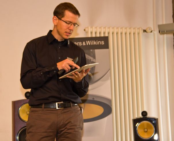 Thomas Flammer von voice70 führte die Besucher in HD Audio ein. Das Musikarchiv wird über WLAN mit dem iPad verwaltet. Vorgeführt mit Classé Audio, Bowers & Wilkins, Naim und Sonus Faber.