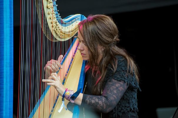 Amanda Whiting an der Harfe.