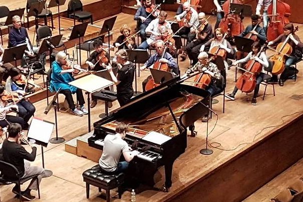 Benjamin Grosvenor, hier auf dem Bild mit dem Philharmonia Orchester, bei einer Probe.