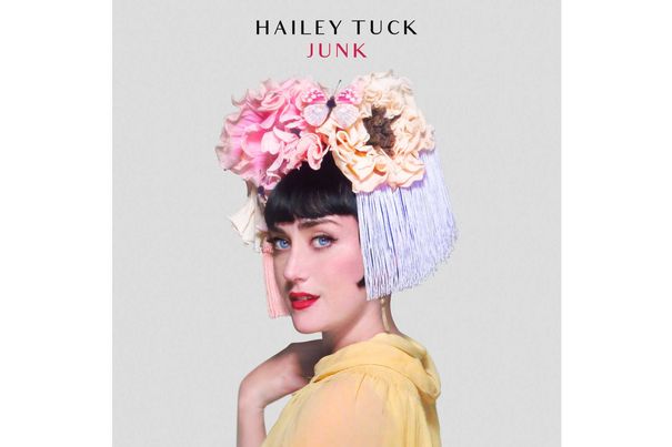 Hailey Tuck: «Junk»