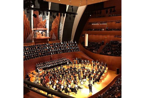 Die Helzberg Hall in Kansas City ist eine riesige Konzerthalle. Sie ist der Heimathafen des Kansas City Symphony Orchestra.