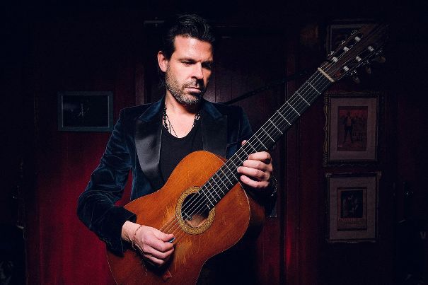 Jacob Gurevitsch mit einer seiner diversen spanischen Gitarren.