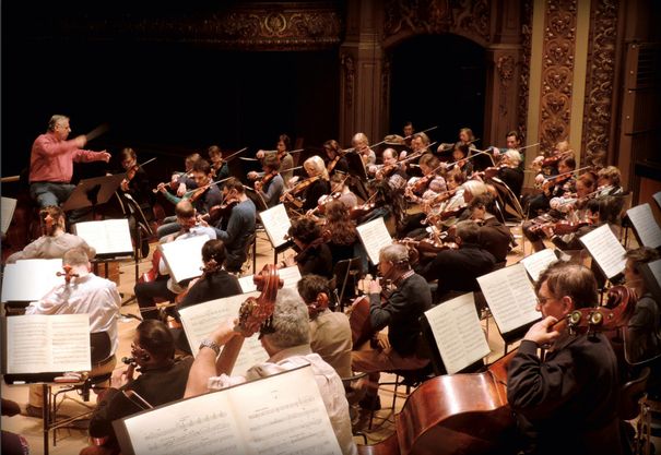 John Neschling und das Orchestre Philharmonique Royal de Liège.