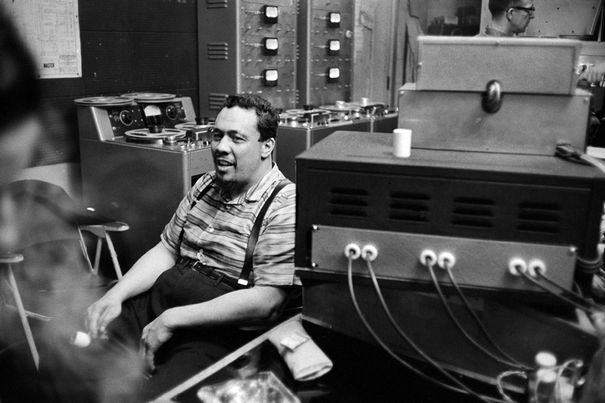 Riesige Apparaturen: Charles Mingus am 12. Mai 1959 im Studio.