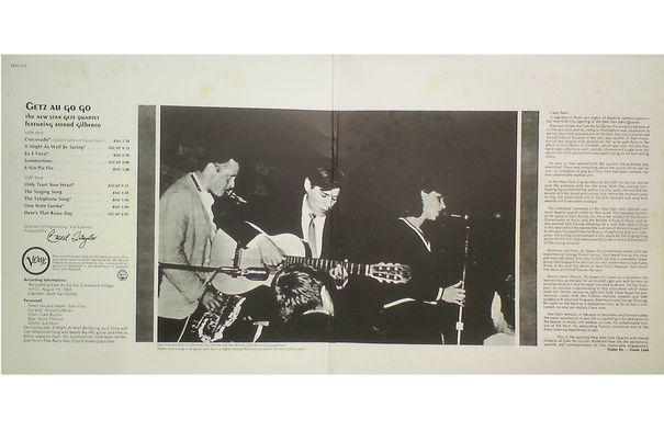 Die Innenseite des Original-LP-Covers: Keinerlei Hinweise auf einen Pianisten, dafür ist João Gilberto an der Gitarre zu sehen, der gar nicht mit von der Partie war.