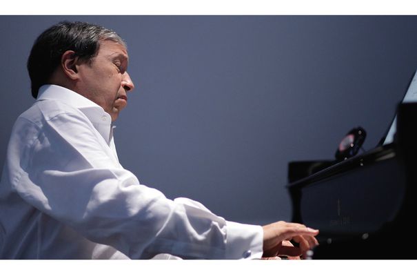 Wenn Murray Perahia auf dem Klavier Bach spielt, entfallen Diskussionen um Authentizität.