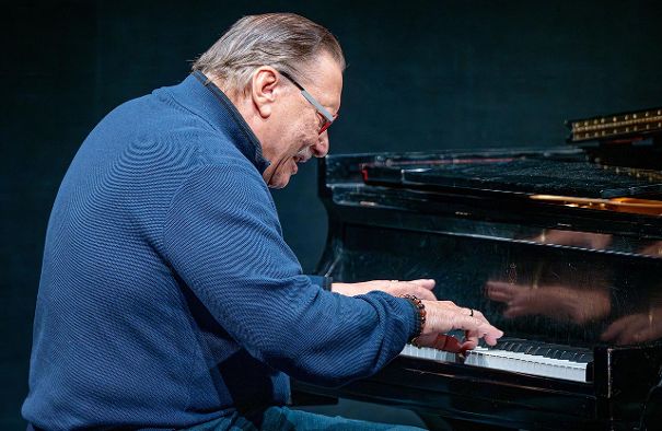 Sandoval ist auch ein exzellenter Pianist.