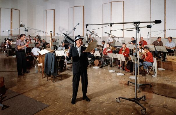 Heute beinahe unvorstellbar: Sinatra wollte alle Studioaufnahmen zusammen mit dem Orchester machen (im selben Raum!), da der direkte Kontakt mit den Musikern und dem Arrangeur/Dirigenten ihm ein wesentlich besseres «Live-Gefühl» vermittelte.