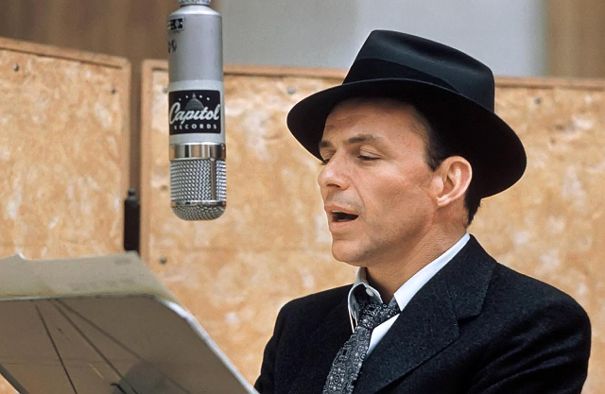 Frank Sinatra im Studio bei Capitol Records mit seiner typischen Kopfbedeckung.