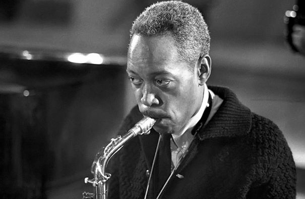 Sonny Stitt spielte meistens Altsaxofon (wie auch auf diesem Bild und dem hier rezensierten Album), war jedoch auch ein ausgezeichneter Tenorsaxofonist.