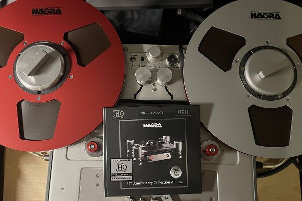 Nagra-Spulen in Rot und Silber auf Tonbandgerät, davor die UHQCD.