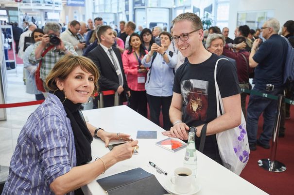 Autogrammstunde der norwegischen Sängerin/Songwriterin Kari Bremnes.