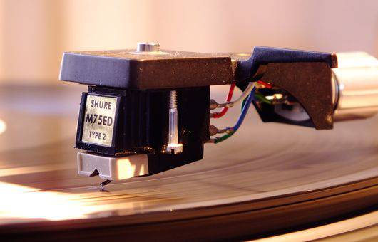 Shure stellt Tonabnehmer ein. SME kauft Garrard.