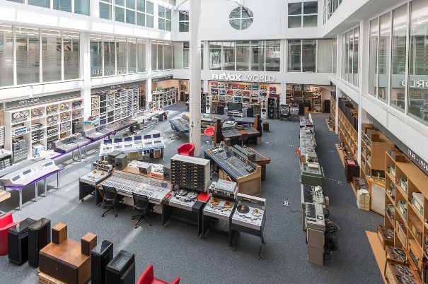 Blick ins Atrium am Sitz von Revox Schweiz in Dietikon. Auf über 1000 Quadratmetern reihen sich Mischpulte aus Rundfunkstudios, Bandmaschinen und Regale mit Unterlagen entlang der Zeitachse ab 1948.