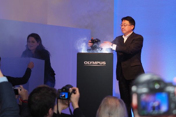 Shigemi Sugimoto, Olympus Executive Officer & Head of Imaging Business, präsentiert in Hamburg die neue OM-D E-M1X.