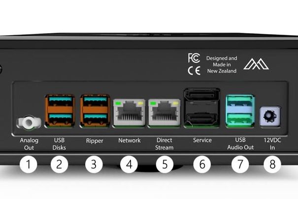 Die Geräterückseite des Musikserver S40 zeigt viel Aufwand bei den USB-Ports. Man findet getrennte Ports für den Anschluss externer Speichermedien, das CD-Ripper-Laufwerk und, auch separat, Audio-USB-Ausgänge.