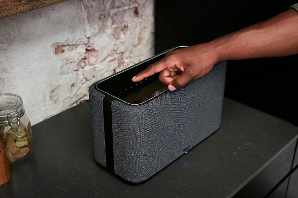 Das Touch-Bedienfeld des Stereo-Speakers Denon Home 350 aktiviert sich bei Annäherung automatisch.