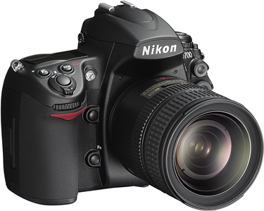 Nikon D700 mit 12,1 Megapixeln. Nikon verspricht D3 Bildqualität im kleineren Format.