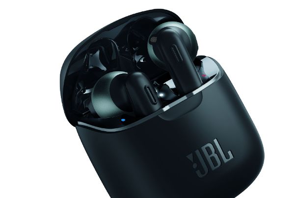 Die True-Wireless-Kopfhörer Tune 220TWS von JBL in Tripple Black.
