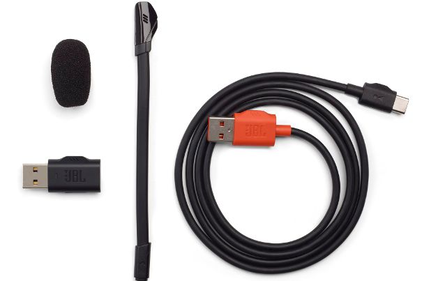 Lieferumfang nebst dem JBL Quantum 350 Wireless: kabelloser USB-Dongle, Boom-Mikrofon und das USB-C-Ladekabel.